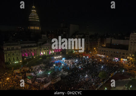 Buenos Aires, Buenos Aires, Argentinien. 29. Oktober 2013. Nach gelten für Jahre, in denen die vollständige Anwendung des neuen Gesetzes über Medien durch eine Vorsichtsmaßnahme von Clarin Media Group, dazwischen blockiert wurde, Supreme Court die abgelehnten Artikel konstitutionelle. Durch social Media genannt, versammeln Demonstranten sich vor der Nationalkongress zu feiern. Patricio Murphy/ZUMAPRESS.com/Alamy © Live-Nachrichten Stockfoto