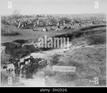 Die Villa of Brule, ein großes und feindseliges Lager der Ureinwohner am Fluss Brule in der Nähe von Pine Ridge, South Dakota, wie sie 1891 von Grabill fotografiert wurde. Stockfoto