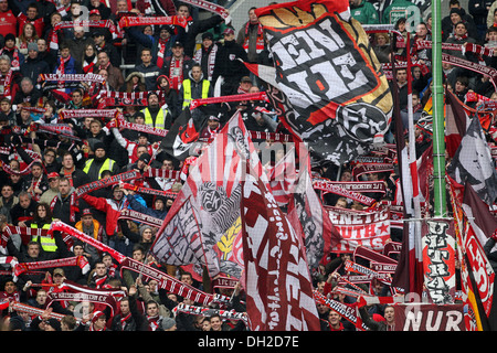 Fans des 1. FC Kaiserslautern im Fritz-Walter-Stadion, während das Spiel 1. FC Kaiserslautern Vs FC Ingolstadt, 17.03.2013 Stockfoto