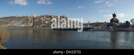 Deutsches Eck, "Deutsches Eck" mit dem Reiterstandbild von Kaiser Wilhelm und Festung Ehrenbreitstein Festung an der Stockfoto