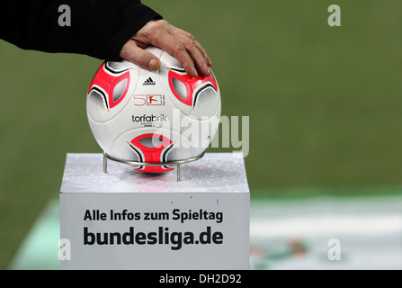 Ball für das Spiel vor dem Start des Spiels zwischen FC Kaiserslautern und FC Erzgebirge Aue, Fritz-Walter-Stadion angezeigt Stockfoto