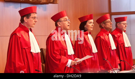 Richter des Bundesverfassungsgerichts, vom linken BVR Dr. Masing, Präsident Prof. Dr. Dres. h.c. Papier, BVR'in Dr. Stockfoto