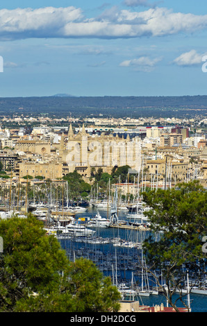 Blick vom Castillo de Bellver, das Schloss Bellver, um die Altstadt von Palma De Mallorca mit La Seu Stockfoto