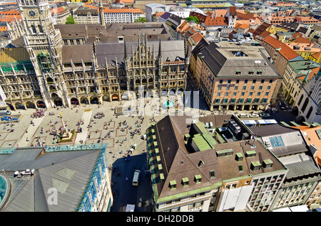 Blick vom St.-Petri Kirche Alter Peter zum Marienplatz Square und das neue Rathaus, München, Bayern, Oberbayern Stockfoto