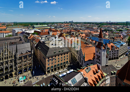 Blick vom St.-Petri Kirche Alter Peter zum Marienplatz Square und das neue Rathaus, München, Bayern, Oberbayern Stockfoto