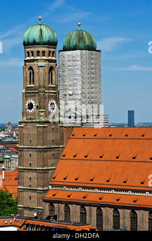 Blick auf die Türme der Frauenkirche Kirche gesehen vom Turm der Kirche St. Peter, Altstadt, München Stockfoto