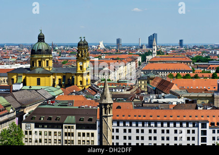 Blick über die Dächer Münchens gesehen vom Turm der Kirche St. Peter, Theatinerkirche Kirche auf der linken Seite, München Stockfoto