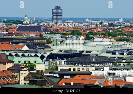 Zeigen Sie über den Dächern von München an, gesehen vom Turm der Kirche St. Peter, Sitz der BMW Stockfoto