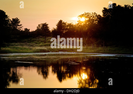 ein Goldener Sonnenuntergang in Iowa auf einem See Stockfoto