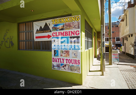 Trekking, Tour-Unternehmen auf den Straßen von Huaraz In Peru, Südamerika. Stockfoto