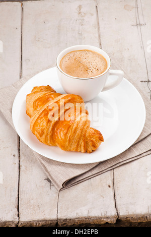 Frühstück mit Croissants, Kaffee und Milch Stockfoto