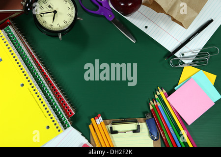 Mehreren zurück zu Schule Elemente angeordnet auf einer grünen Tafel Stockfoto