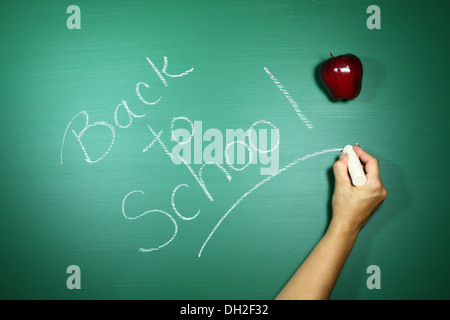 Zurück zur Schule auf einer grünen Tafel mit Kreide geschrieben Stockfoto