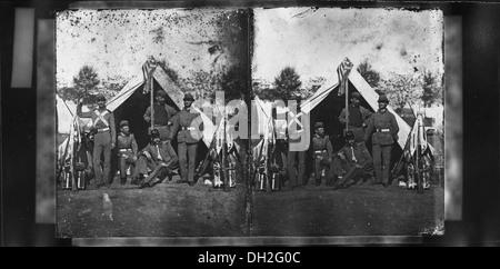 Eine Gruppe von Soldaten der 7. Infanterie, Teil der US Army, fotografiert in einem historischen Setting. Die 7. Infanterie hat eine reiche Geschichte und nimmt an wichtigen militärischen Operationen in verschiedenen Konflikten Teil. Stockfoto