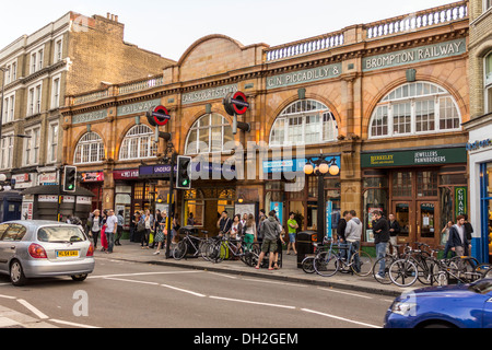 Eingang des Earls Court u-Bahnstation, London, UK Stockfoto