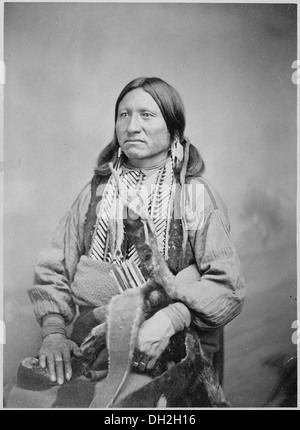 Kicking Bird (Tene'-angpote), ein prominenter Kiowa-Häuptling, ist in diesem dreiviertel langen Porträt aus dem späten 19. Jahrhundert dargestellt. Er war der Enkel eines Krähengefangenen und spielte während seiner Zeit eine Schlüsselrolle in der Führung von Kiowa. Stockfoto