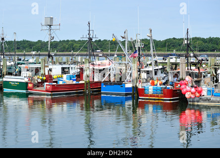 Angelboote/Fischerboote angedockt am Cape Cod Canal Sandwich Marina, Sandwich, MA, USA. Stockfoto