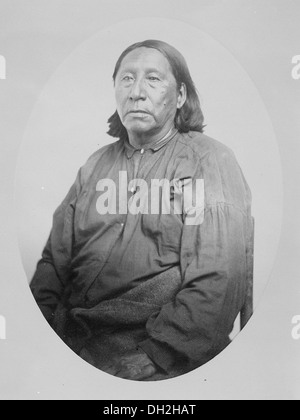 Ein Porträt von Little Raven (Hosa, Junge Krähe), dem Häuptling des Arapaho-Stammes, in einer dreiviertel-langen Position. Dieses Bild zeigt die Führung eines der prominenten Führer der Indianer Mitte des 19. Jahrhunderts. Stockfoto