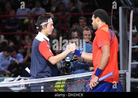 Bercy, Paris, Frankreich. 29. Oktober 2013. Jo-Wilfried Tsonga FRA schüttelt Hände mit Kei Nishikori Jap Tennis Open de Paris Masters 1000 ATP Herren Credit: Action Plus Sport/Alamy Live News Stockfoto