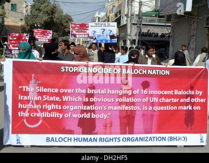 Mitglieder der Menschenrechtsorganisation Baloch protestieren gegen hÃ ¤ ngen des sechzehn Baloch Personen durch die iranische Regierung, während einer Demonstration am Dienstag, 29. Oktober 2013 in Quetta. Aber iranische Regierung behauptete, diese Gehenkten Personen gehörte Jind-Ul-Allah und Schaffung Anarchie im Iran beteiligt waren. Stockfoto