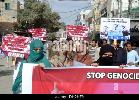 Mitglieder der Menschenrechtsorganisation Baloch protestieren gegen hÃ ¤ ngen des sechzehn Baloch Personen durch die iranische Regierung, während einer Demonstration am Dienstag, 29. Oktober 2013 in Quetta. Iranische Regierung behauptete, diese Gehenkten Personen gehörte Jind-Ul-Allah und Schaffung Anarchie im Iran beteiligt waren aber Stockfoto