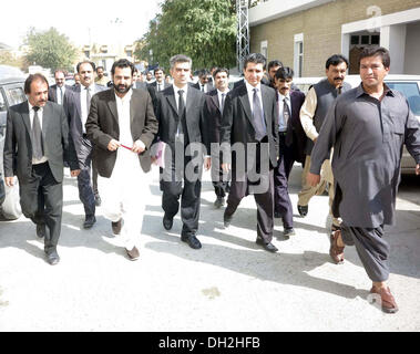 Awami National Party Leader Arbab Abdul Zahir Kasi Sohn kommt, um eine Petition gegen die Entführung von Arbab Abdul Zahir Kasi, in Belutschistan High Court in Quetta auf Dienstag, 29. Oktober 2013 starten. Stockfoto