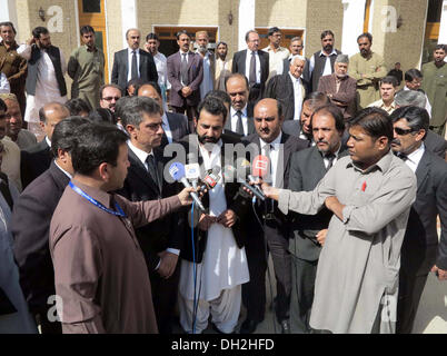 Awami National Party Leader, spricht Arbab Abdul Zahir Kasi Sohn mit medialen Person, nach der Unterzeichnung einer Petition gegen die Entführung von Arbab Abdul Zahir Kasi, in Belutschistan High Court in Quetta auf Dienstag, 29. Oktober 2013. Stockfoto