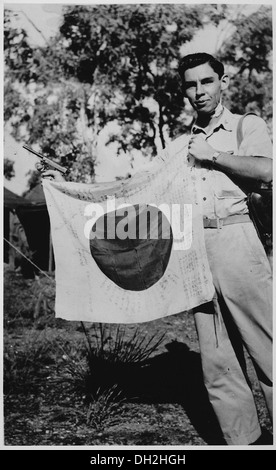 Lt. Woody J. Cochran hält eine japanische Fahne, Neu-Guinea, 01.04.1943 519155 Stockfoto