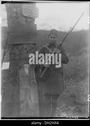 Bergmann, CPL George, einem Winnebago von Tomah, Wisconsin, stehend, mit Gewehr, auf Wache, Niederahren, Deutschland, 01-02-530786 Stockfoto