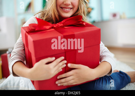 Nahaufnahme von Mädchen mit großen roten Geschenkbox Stockfoto