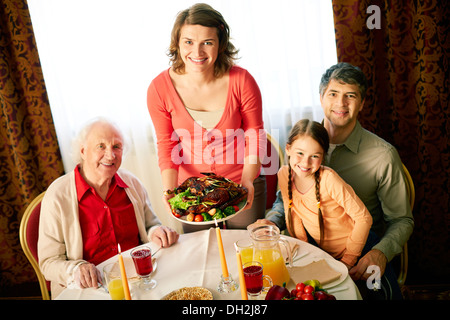 Porträt der glückliche Familie Blick in die Kamera am Abend Urlaub Stockfoto