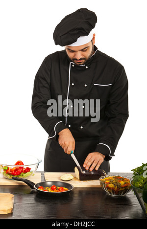 Koch männliche Beschneidung Auberginen auf Holzbrett in Küche Stockfoto