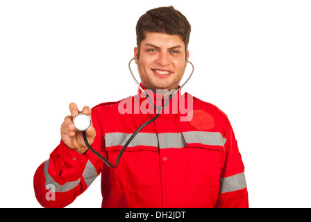 Happy Rettungssanitäter Mann zeigt Stethoskop isoliert auf weißem Hintergrund Stockfoto