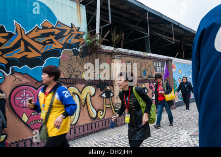 Graffiti auf der Seite eine Mauer in Macau, China. Stockfoto