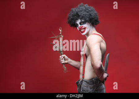 Bösen Spuk Clown-Portrait auf rotem Grund Stockfoto