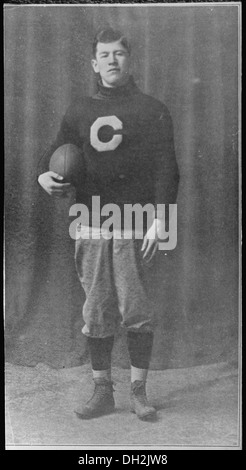 Foto von Jim Thorpe stehend in Carlisle Indian School Football Uniform, 1909-1909 519348 Stockfoto