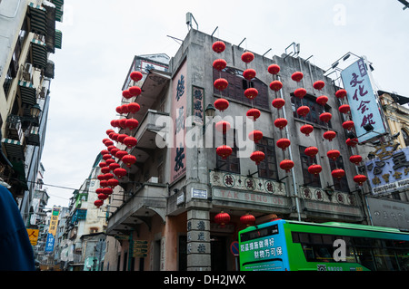 Rote Laternen hängen von der Seite ein Apartment-Komplex in Macau, China. Stockfoto