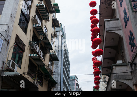 Rote Laternen hängen von der Seite ein Apartment-Komplex in Macau, China. Stockfoto