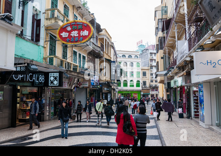 Touristen und Shopper herumlaufen Senatsplatz in Macau, China. Stockfoto