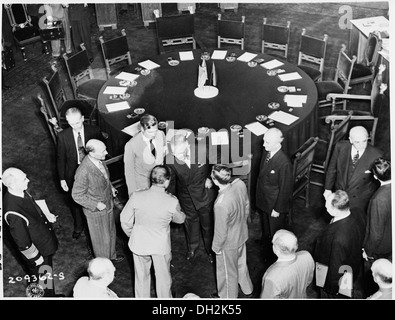 Präsident Harry S. Truman Gruß sowjetischen Staatschef Josef Stalin zu Beginn des dritten Tages der Potsdamer Konferenz... 198806 Stockfoto