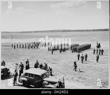 Präsident Harry S. Truman wird beobachtet, wie er sich auf sein Auto vorbereitet, nachdem er den Ehrenwächter am Flughafen Gatow in Berlin inspiziert hat. Dieses Ereignis markiert einen bedeutenden Moment in der Diplomatie nach dem Zweiten Weltkrieg und den Beginn des Kalten Krieges. Stockfoto