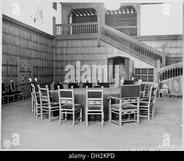 Der Rundtisch wurde während der Potsdamer Konferenz im Schloss Cecilienhof in Potsdam genutzt. Auf der Konferenz, die 1945 stattfand, diskutierten alliierte Führer über Vereinbarungen nach dem Zweiten Weltkrieg. Dieser Tisch symbolisiert wichtige diplomatische Diskussionen, die die Zukunft Europas und der Welt nach dem Krieg geprägt haben. Stockfoto