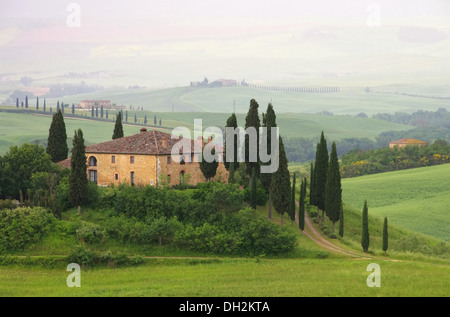 Toskana Haus Im Nebel - Toskana Haus im Nebel 10 Stockfoto