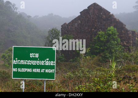 Gebäude & zweisprachige' nicht schlafen in der Nacht" Schild, Bokor Berg, Preah Monivong Nationalpark, Kampot Province, Kambodscha aufgegeben. © kraig Lieb Stockfoto