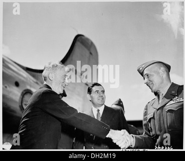 Außenminister James Byrnes (links) wird von Generalmajor Floyd L. Parks, Kommandierender General U. S. Berlin begrüßt... 199011 Stockfoto