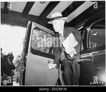 Außenminister James Byrnes sein Auto zu verlassen, wie er auf der Potsdamer Konferenz in Potsdam, Deutschland ankommt. 198889 Stockfoto