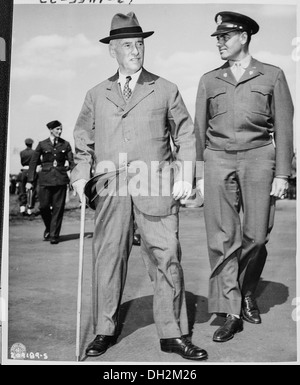 Sekretär des Krieges Henry Stimson und Oberst W. H. Kyle (rechts) kommen am Flughafen Gatow in Berlin, Deutschland zu besuchen... 198795 Stockfoto