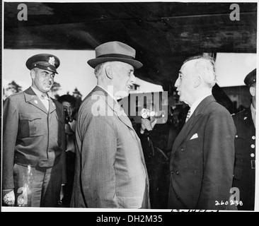 Sekretär des Krieges Henry Stimson spricht mit Außenminister James Byrnes bei ihrer Ankunft auf dem Flughafen Gatow... 198850 Stockfoto