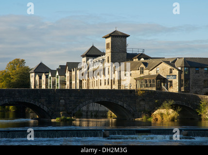 Stramongate Brücke über den Fluss Kent und das Riverside Hotel, Kendal, Cumbria, England UK Stockfoto