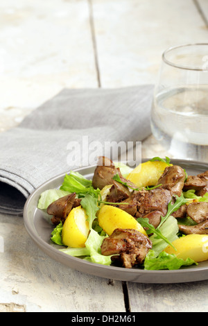 Gourmet-Salat mit Apfel und geröstete Hühnerleber Stockfoto